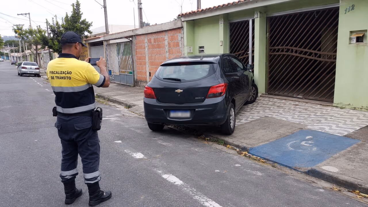 O art. 181 do CTB esclarece uma dúvida comum sobre estacionar em frente à própria garagem
