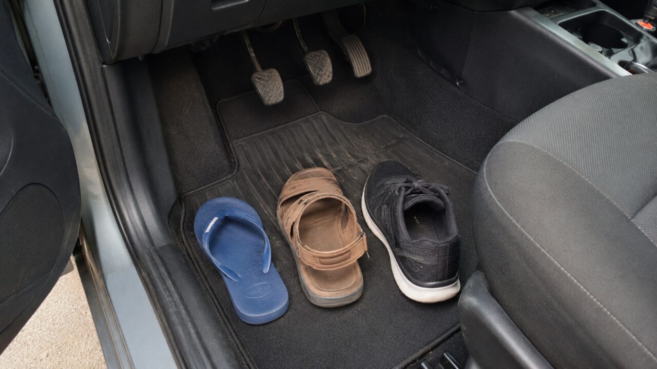 Motoristas que dirigem de chinelo ou descalços ainda não sabem o que diz o art. 252 do CTB, o artigo esconde uma regra de ouro que evita multas com detalhe simples