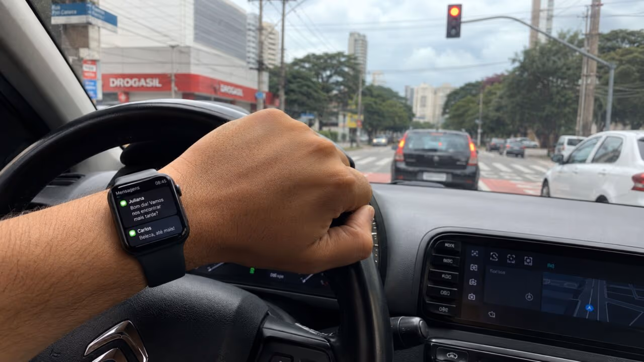 O que diz a lei sobre usar o smartwatch enquanto dirige? É o mesmo que usar o celular?
