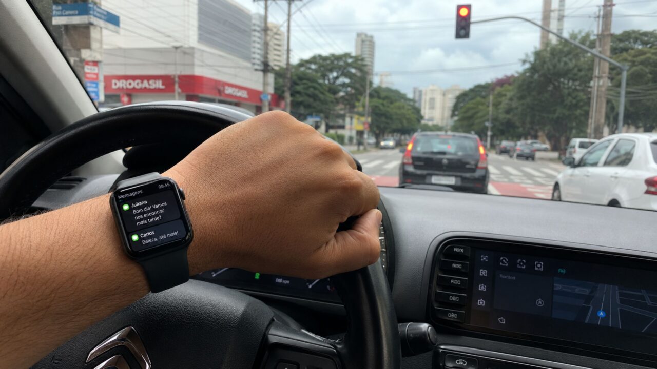 O que diz a lei sobre usar o smartwatch enquanto dirige? É o mesmo que usar o celular?