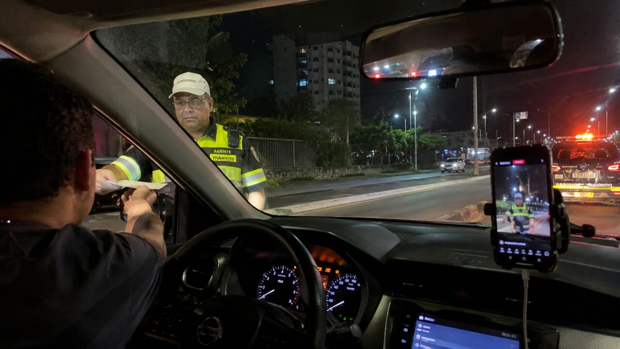 A regra de ouro ao gravar uma blitz é saber exatamente quais são seus direitos e não deixar que cresçam para cima de você, mantendo a calma