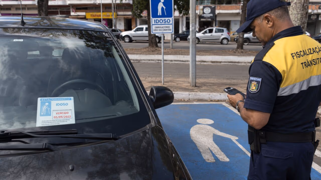 O que diz a lei sobre estacionar em vaga de idoso com a credencial vencida?
