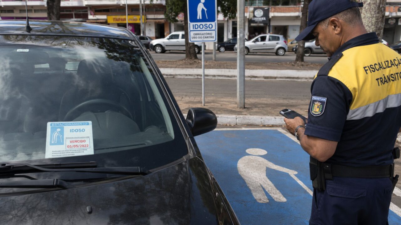 O que diz a lei sobre estacionar em vaga de idoso com a credencial vencida?