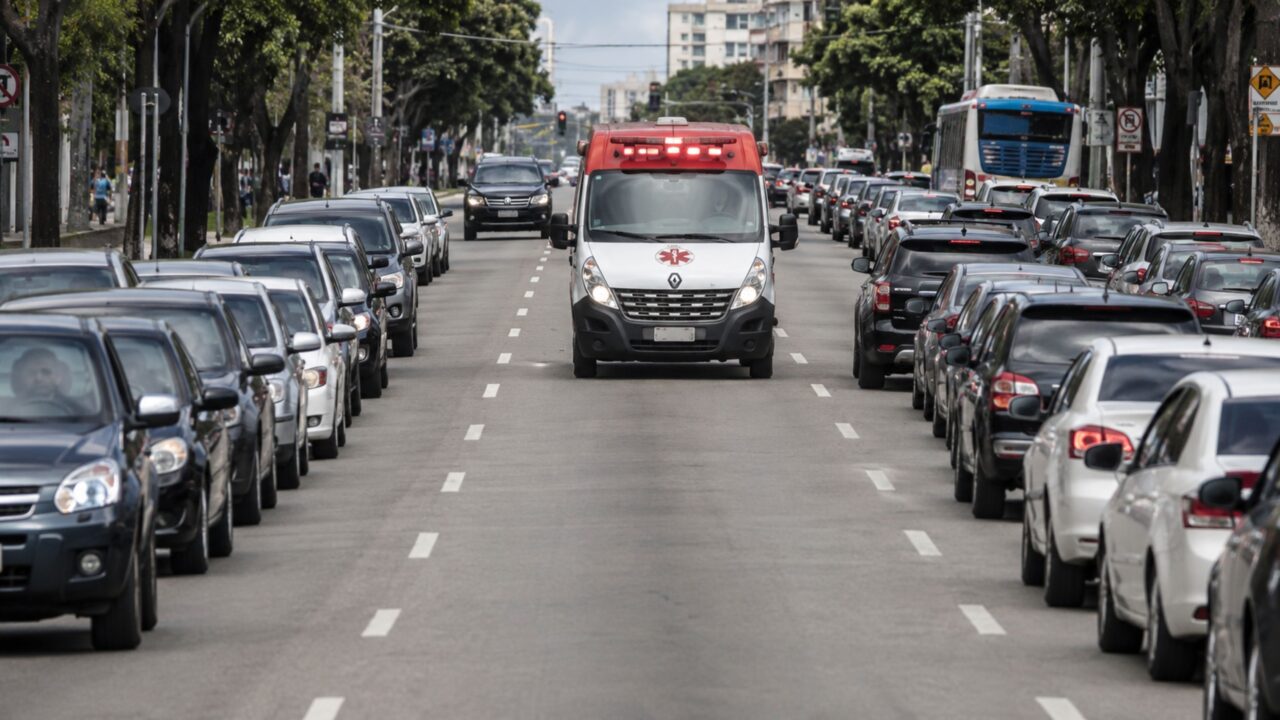 O que diz a lei sobre seguir veículo de emergência para aproveitar passagem?