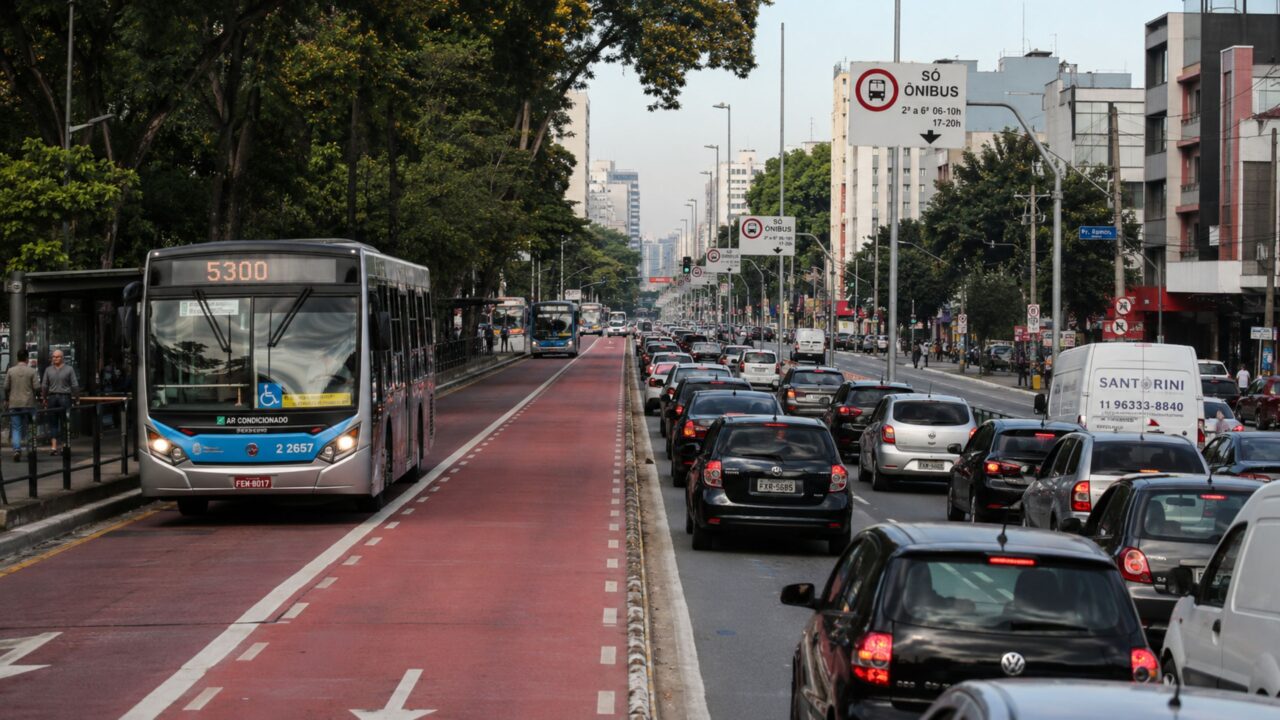 Motorista que entra na faixa de ônibus para cortar caminho pode ser enquadrado no art. 184 do CTB