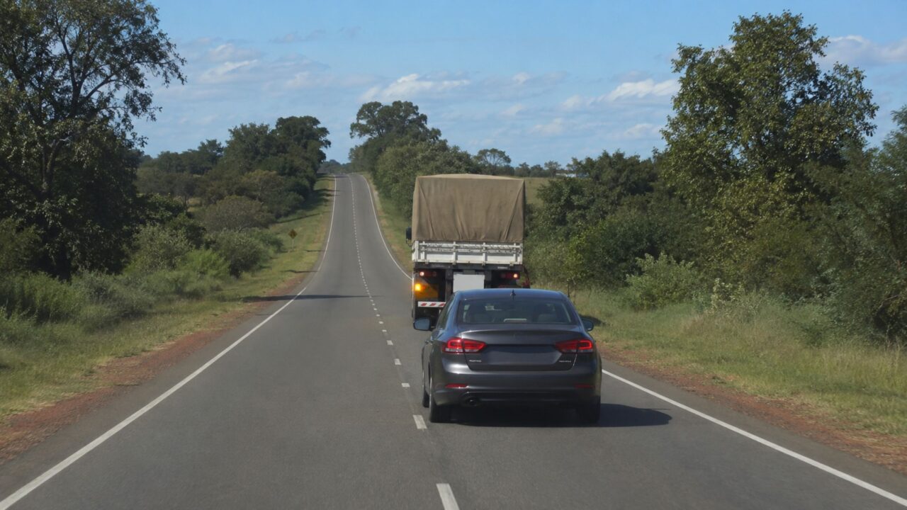 O que significa quando o motorista de caminhão dá a seta para a esquerda ou direita na estrada?