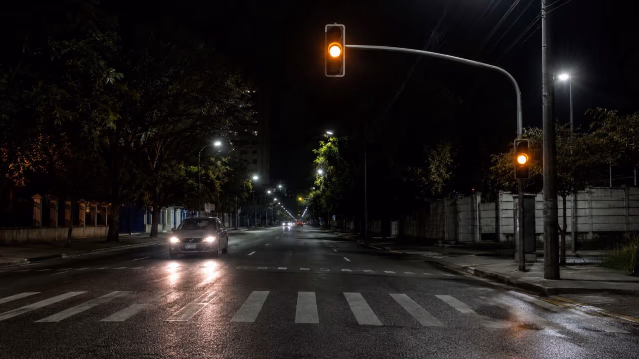O que significa luz laranja no semáforo tarde da noite ou de madrugada? É seguro ultrapassar?