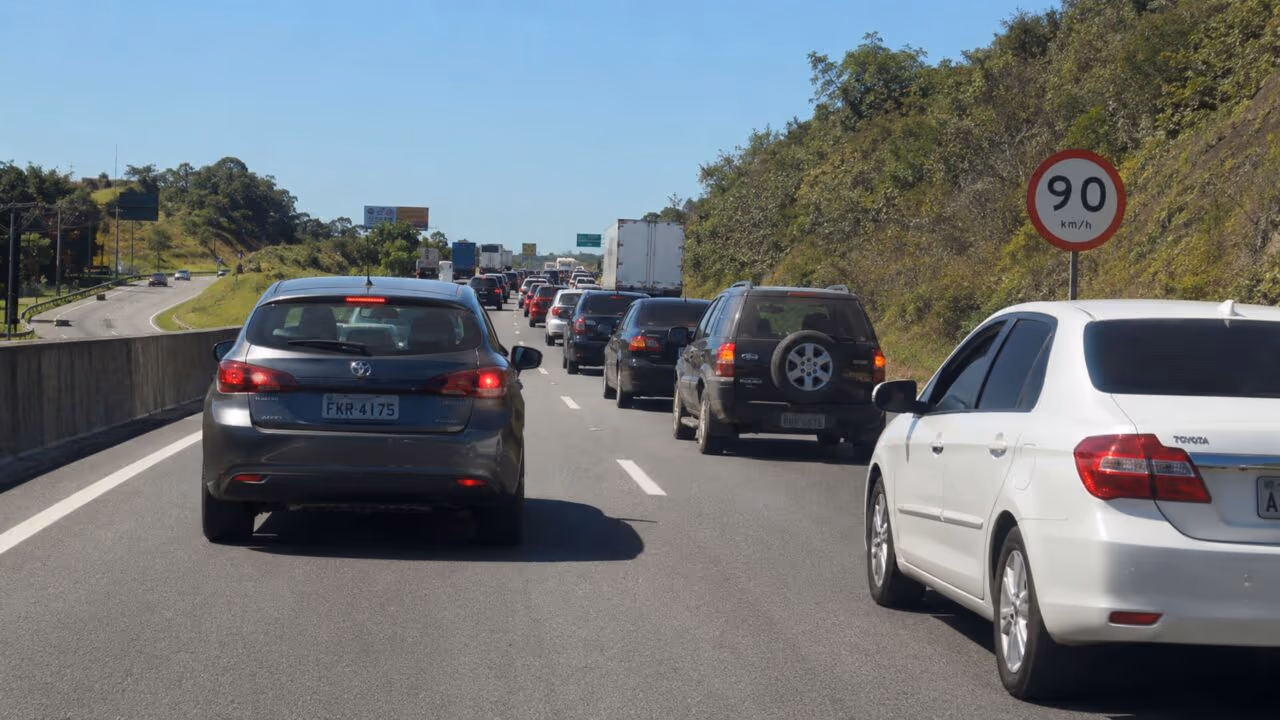 Motoristas que moram na faixa da esquerda e atrapalham o fluxo precisam conhecer o art. 29 do CTB