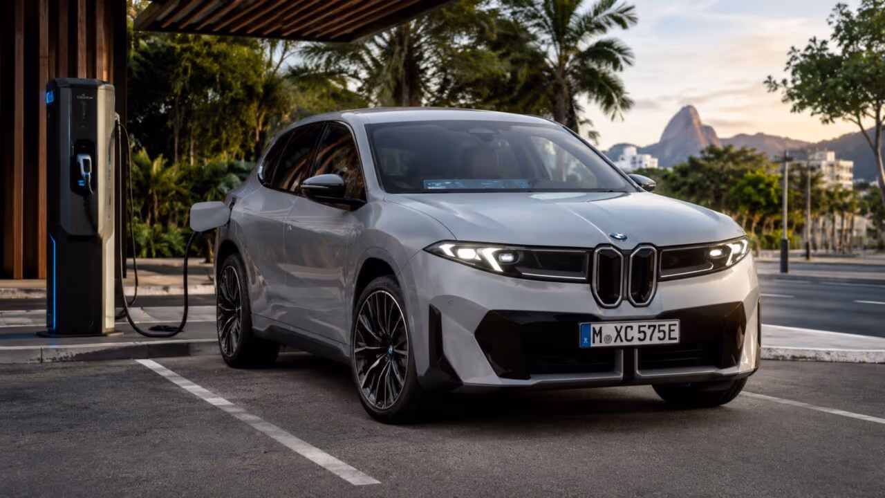 Com 469 cv e até 805 km de alcance, o novo BMW iX3 promete uma nova experiência digital para o motorista