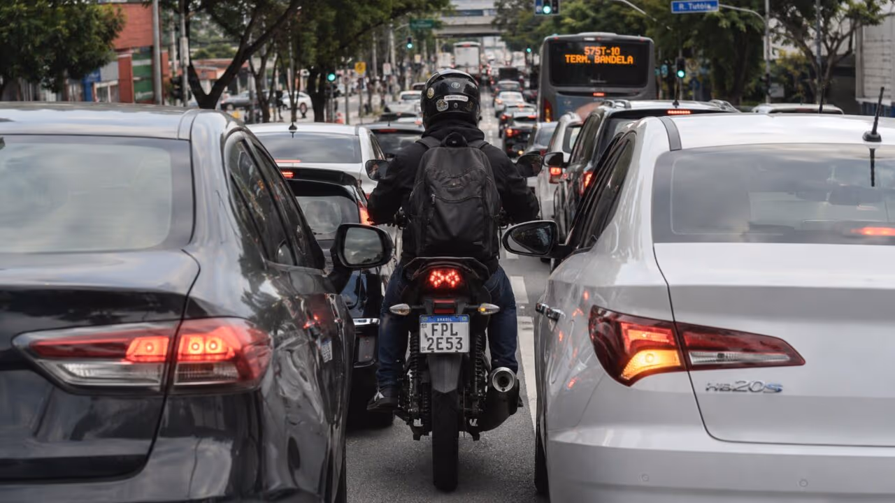 O que diz a lei sobre o corredor de moto? É permitido ou apenas tolerado
