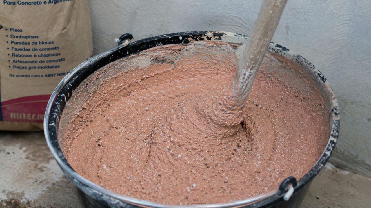 Misture argamassa com grãos minerais: a combinação que renova paredes de uma forma que você nunca viu antes