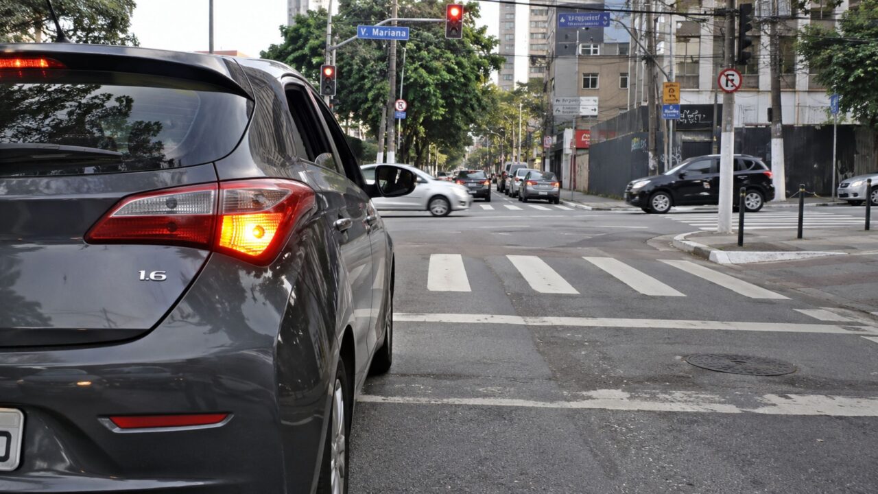 Motoristas que acham que têm preferência após usar a seta precisam conhecer o art. 44 do CTB