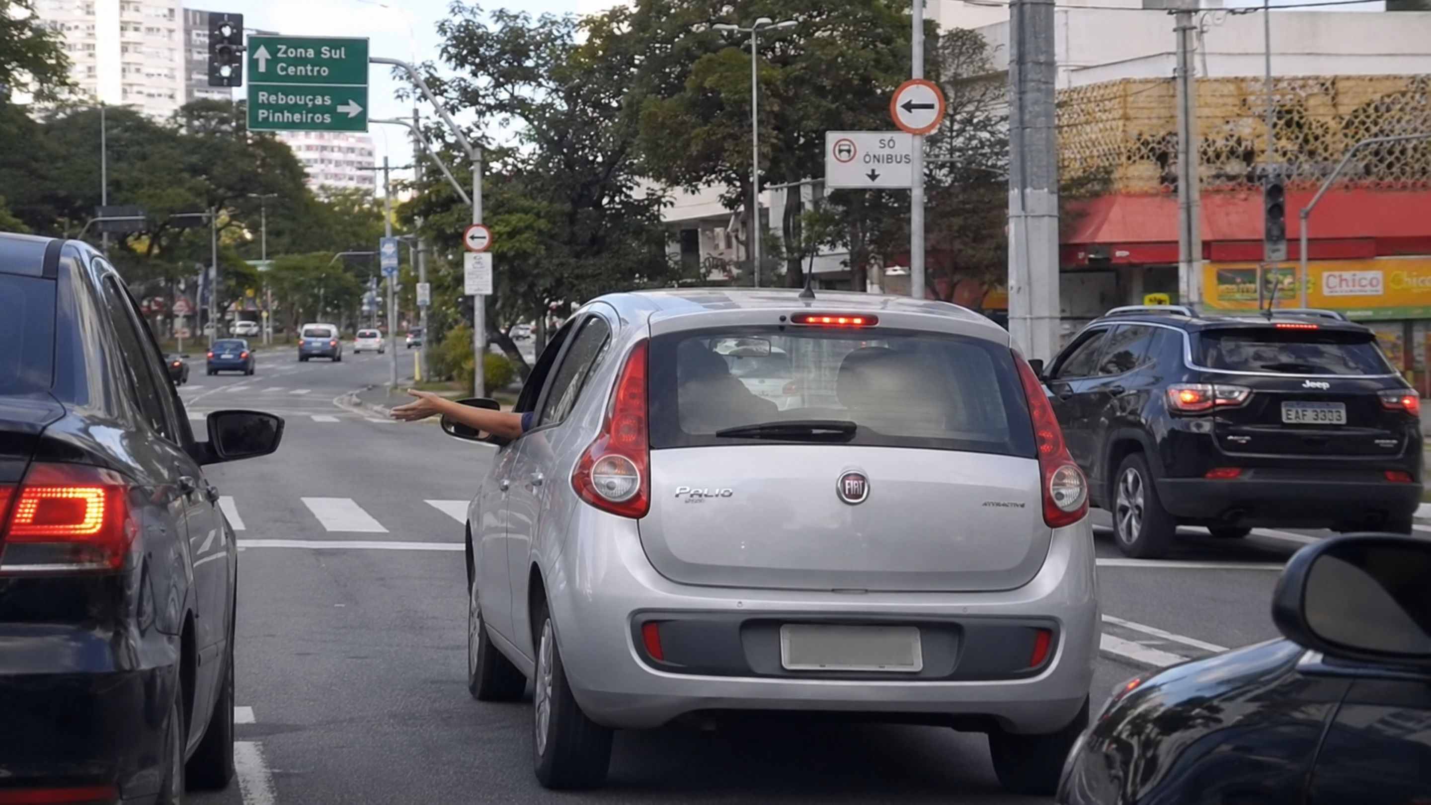 Motoristas: o que significa quando levantam o braço para fora da janela