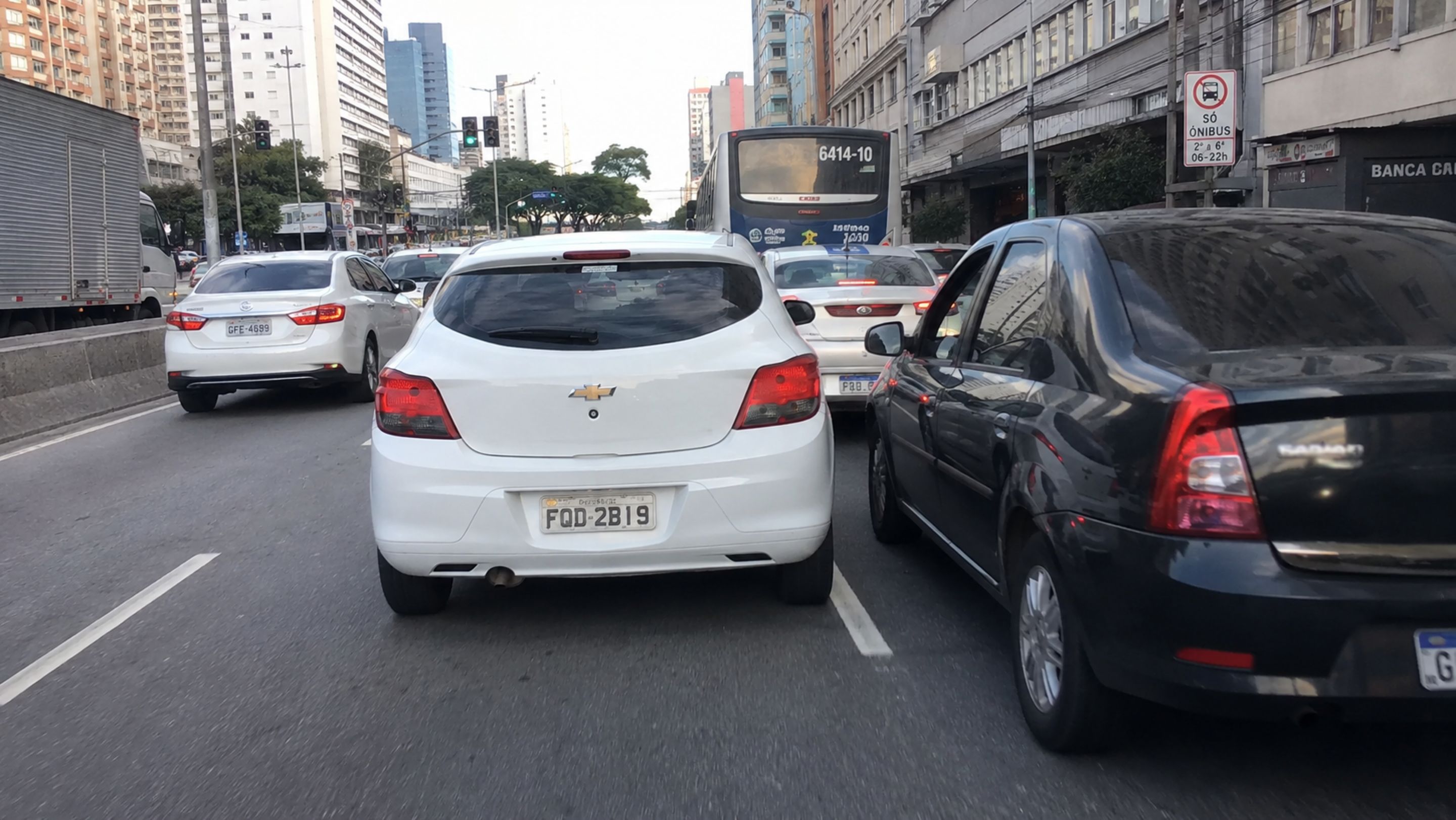Motoristas estão sendo multados sem perceber ao ultrapassar pela direita e multas vão aumentar
