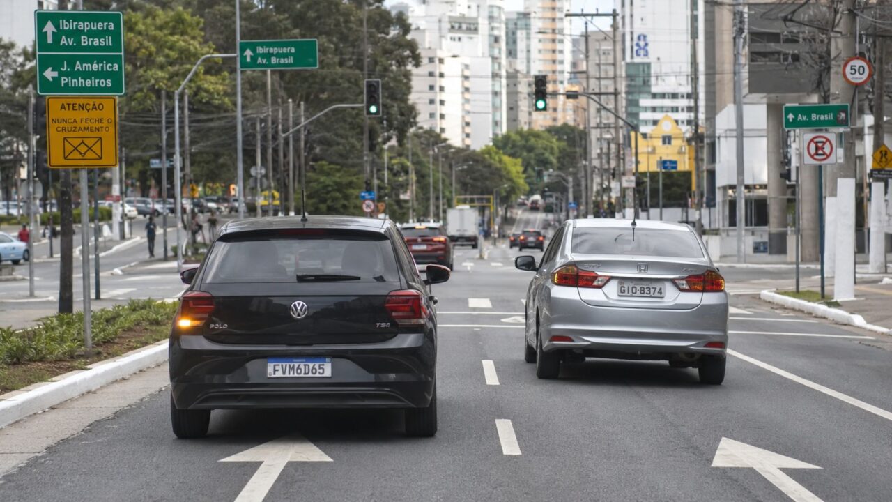 Motoristas estão sendo multados sem perceber ao ultrapassar pela direita e multas vão aumentar