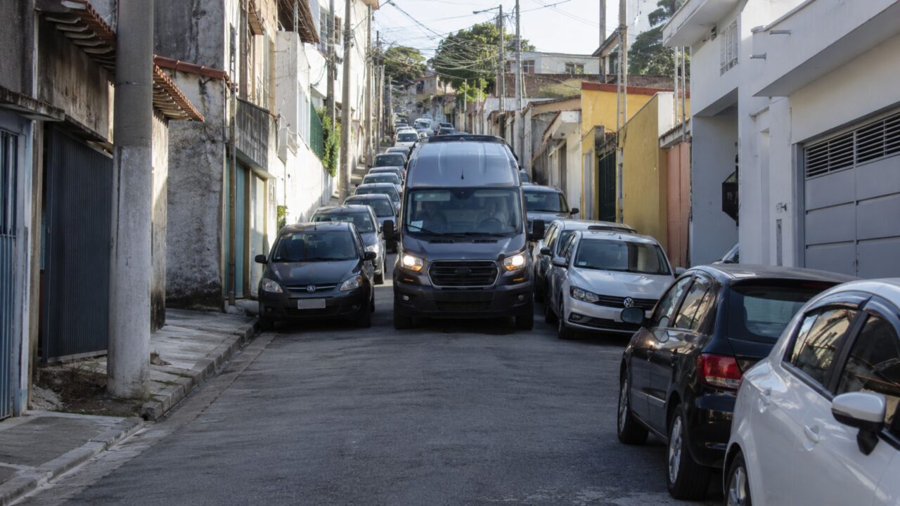 Motoristas que quase bloqueiam a via estacionando em ruas pequenas precisam de atenção redobrada ao art. 181 do CTB