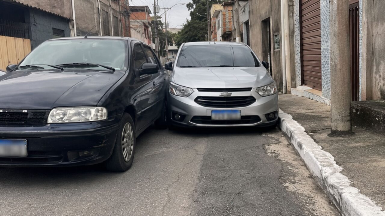 Motoristas que quase bloqueiam a via estacionando em ruas pequenas precisam de atenção redobrada ao art. 181 do CTB