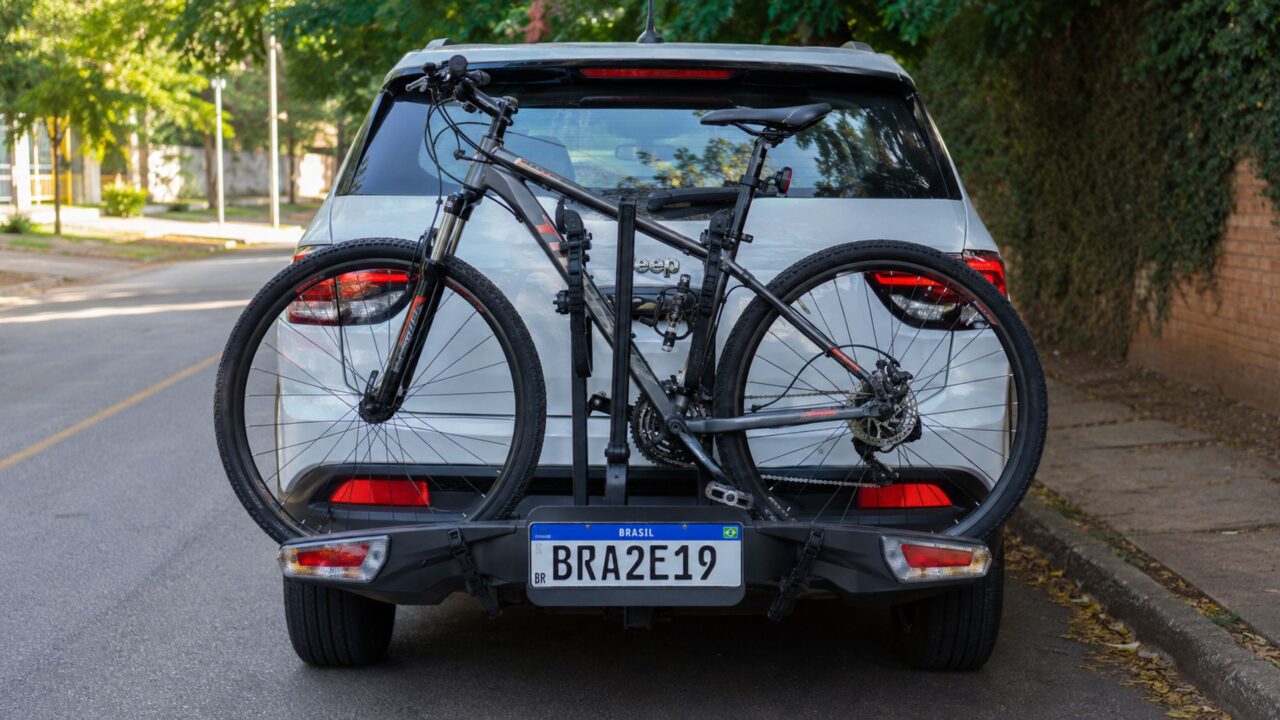 O que diz a lei sobre andar com bicicletas no suporte, tampando a placa do carro?