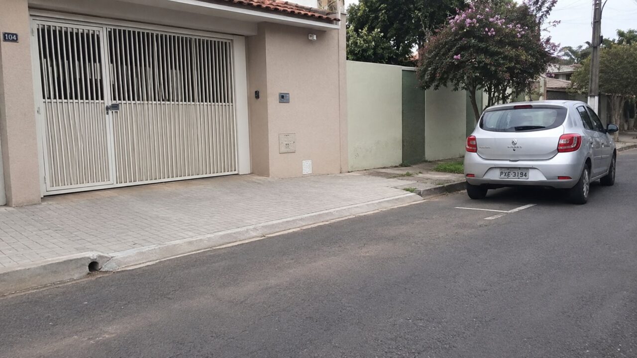 Dono do imóvel pode estacionar em frente à própria garagem?