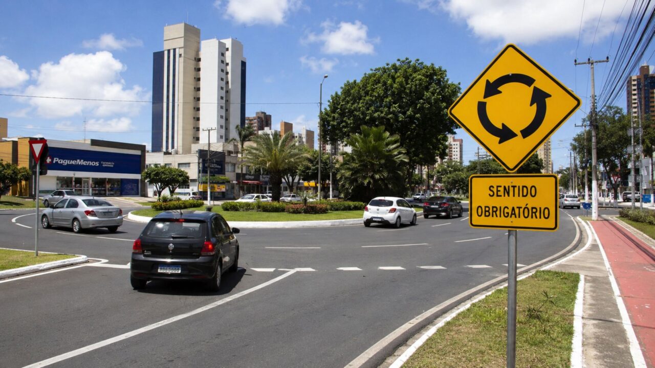 O que significa a placa de trânsito com fundo branco e 3 setas em sentido circular?