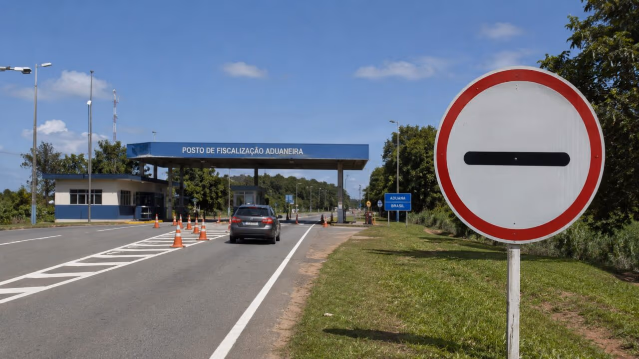 O que significa a placa de trânsito com fundo branco e um traço no meio?