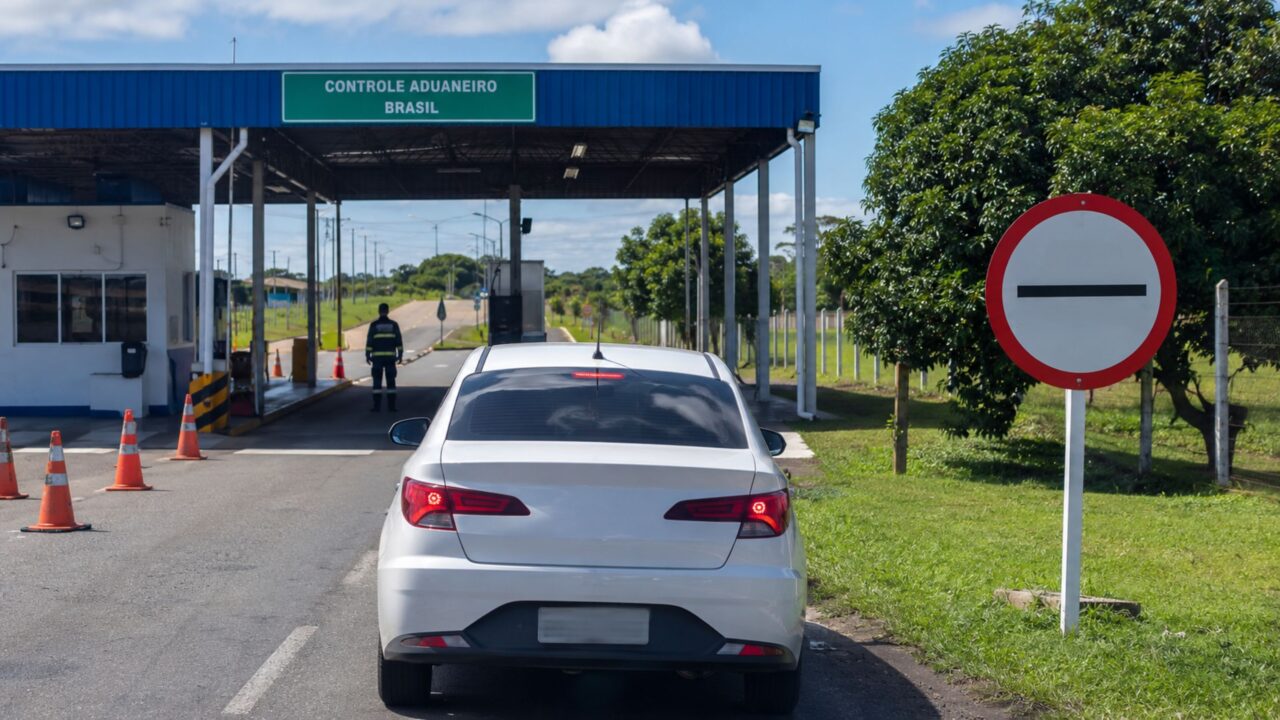 O que significa a placa de trânsito com fundo branco e um traço no meio?