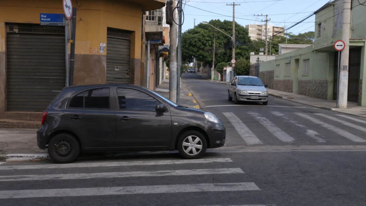 O que diz o art. 181 do CTB sobre estacionar em esquina?