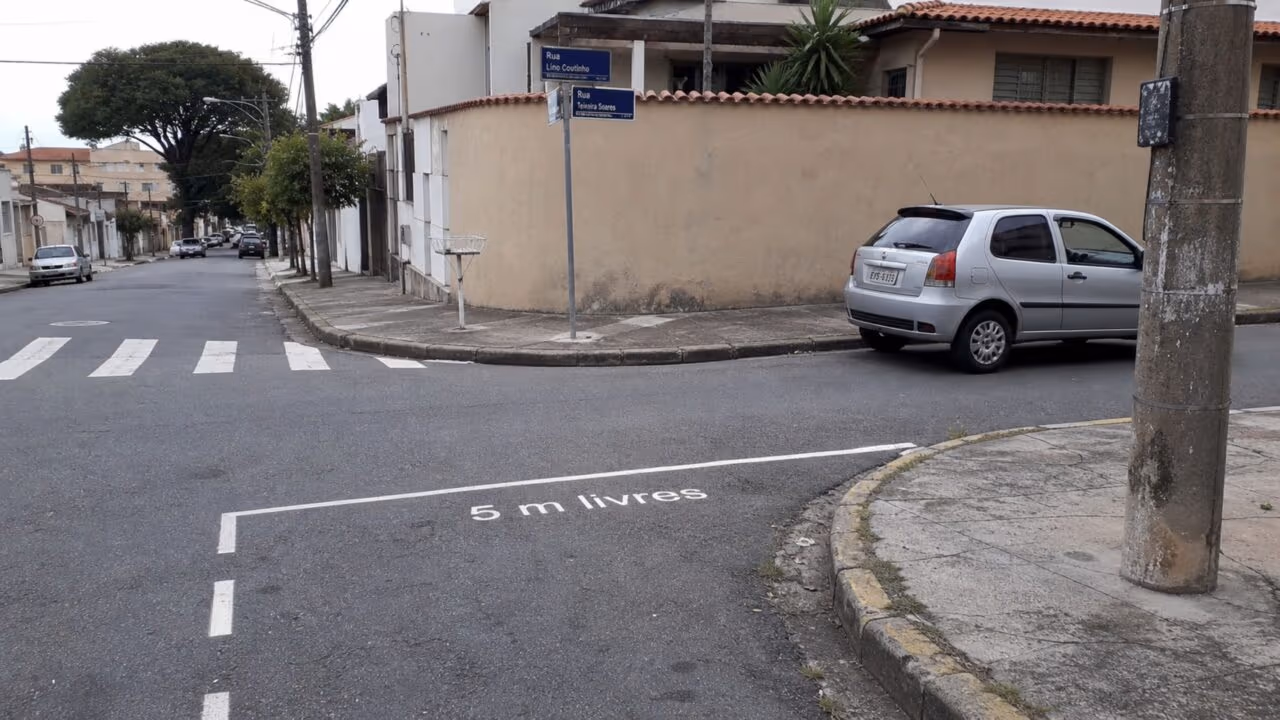 O que diz o art. 181 do CTB sobre estacionar em esquina?