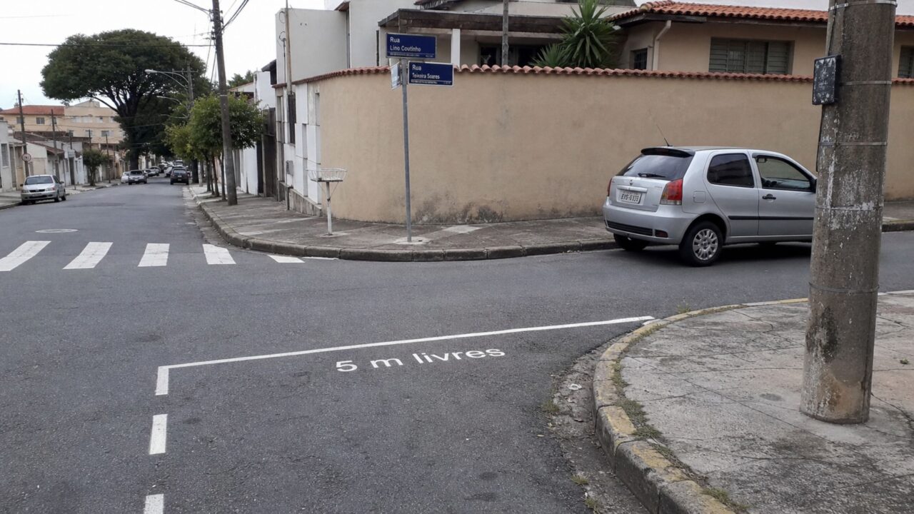 O que diz o art. 181 do CTB sobre estacionar em esquina?