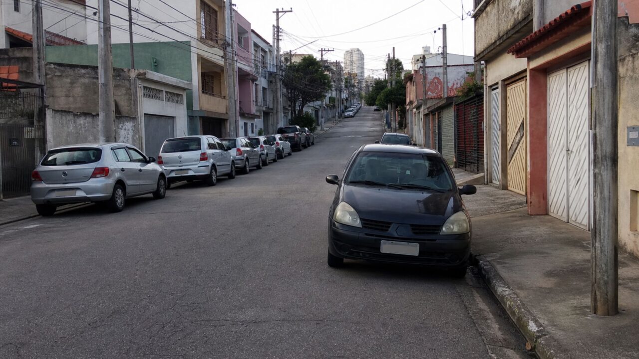 Muitos motoristas cometem essa infração por praticidade, mas o art. 181 do CTB proíbe isso