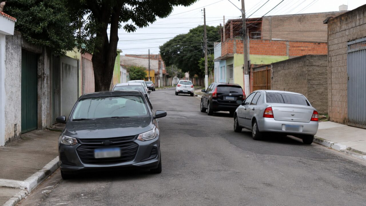 Muitos motoristas cometem essa infração por praticidade, mas o art. 181 do CTB proíbe isso