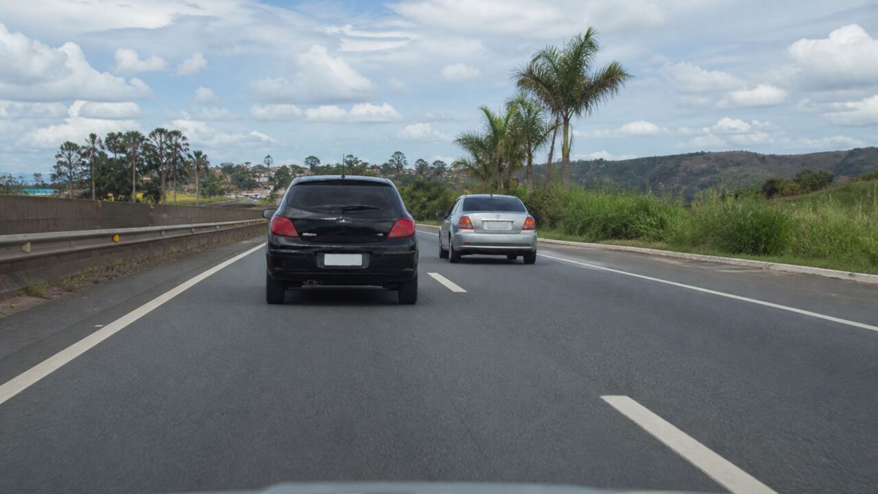 O que diz o art. 29 do CTB sobre motoristas que atrapalham a passagem na faixa da esquerda?