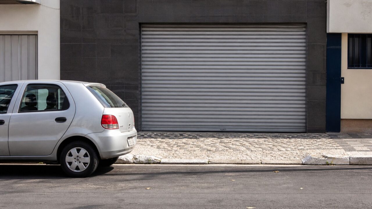O que diz o art. 181 do CTB sobre estacionar em frente a portão comercial fechado?