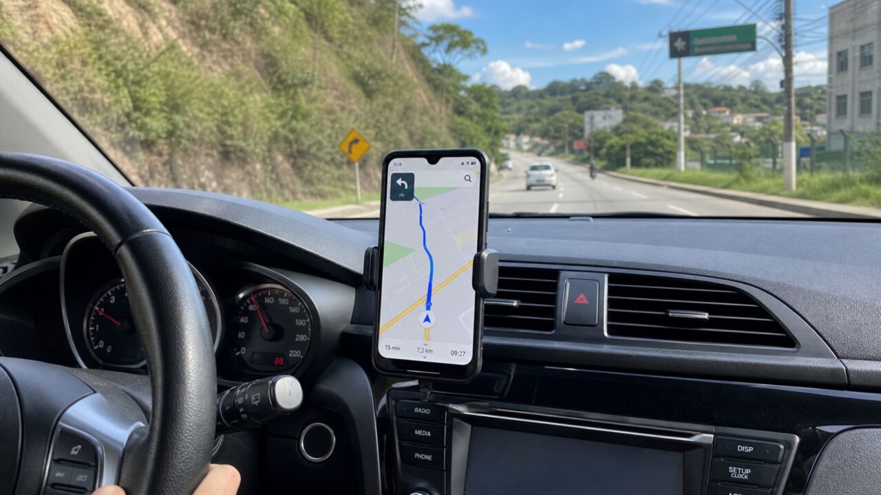 Motoristas que dirigem com celular no suporte certamente conhecem essa regra de ouro escondida no CTB