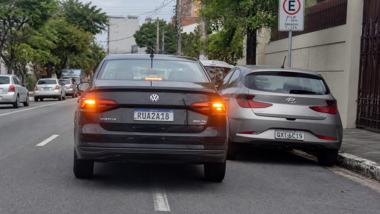 O que o art. 181 do CTB diz sobre ligar o pisca-alerta para parar tranquilamente em fila dupla?