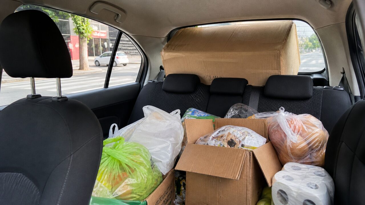Motoristas que voltam do supermercado com sacolas no banco precisam conhecer a regra do art. 248 do CTB