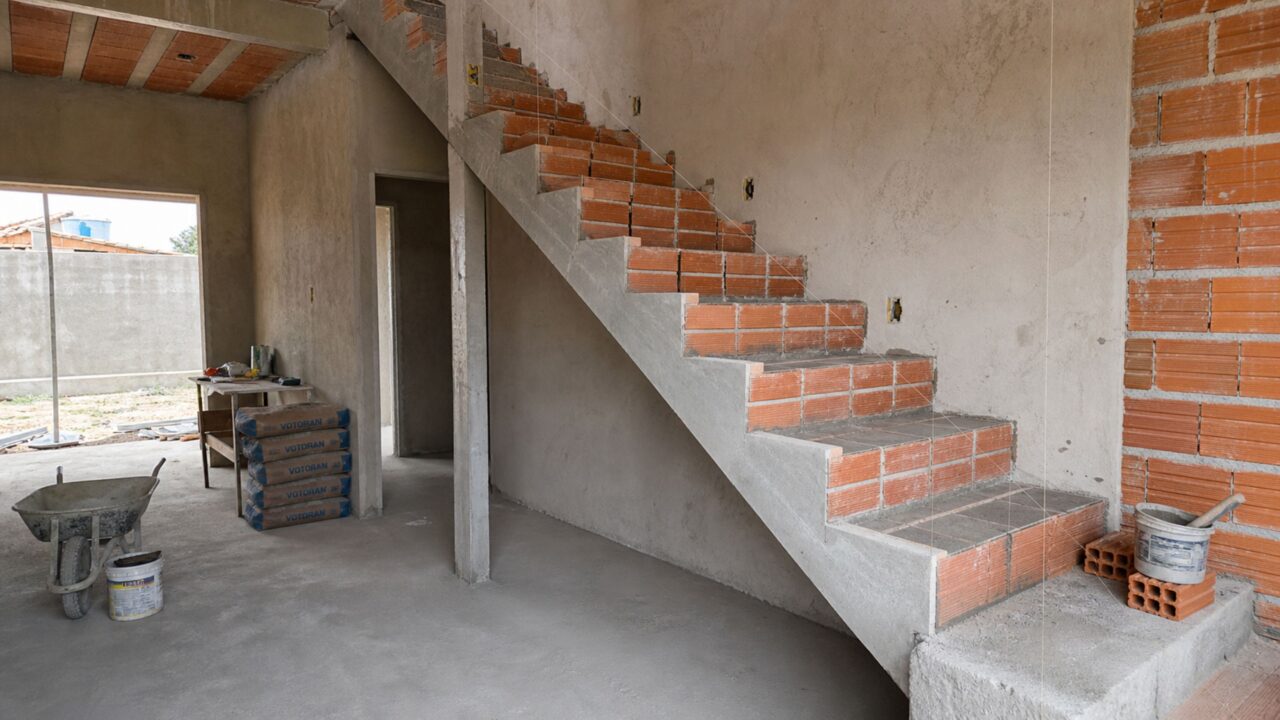Como construir escada de alvenaria da forma correta, utilizando marcação dos degraus e medidas precisas para evitar degraus irregulares