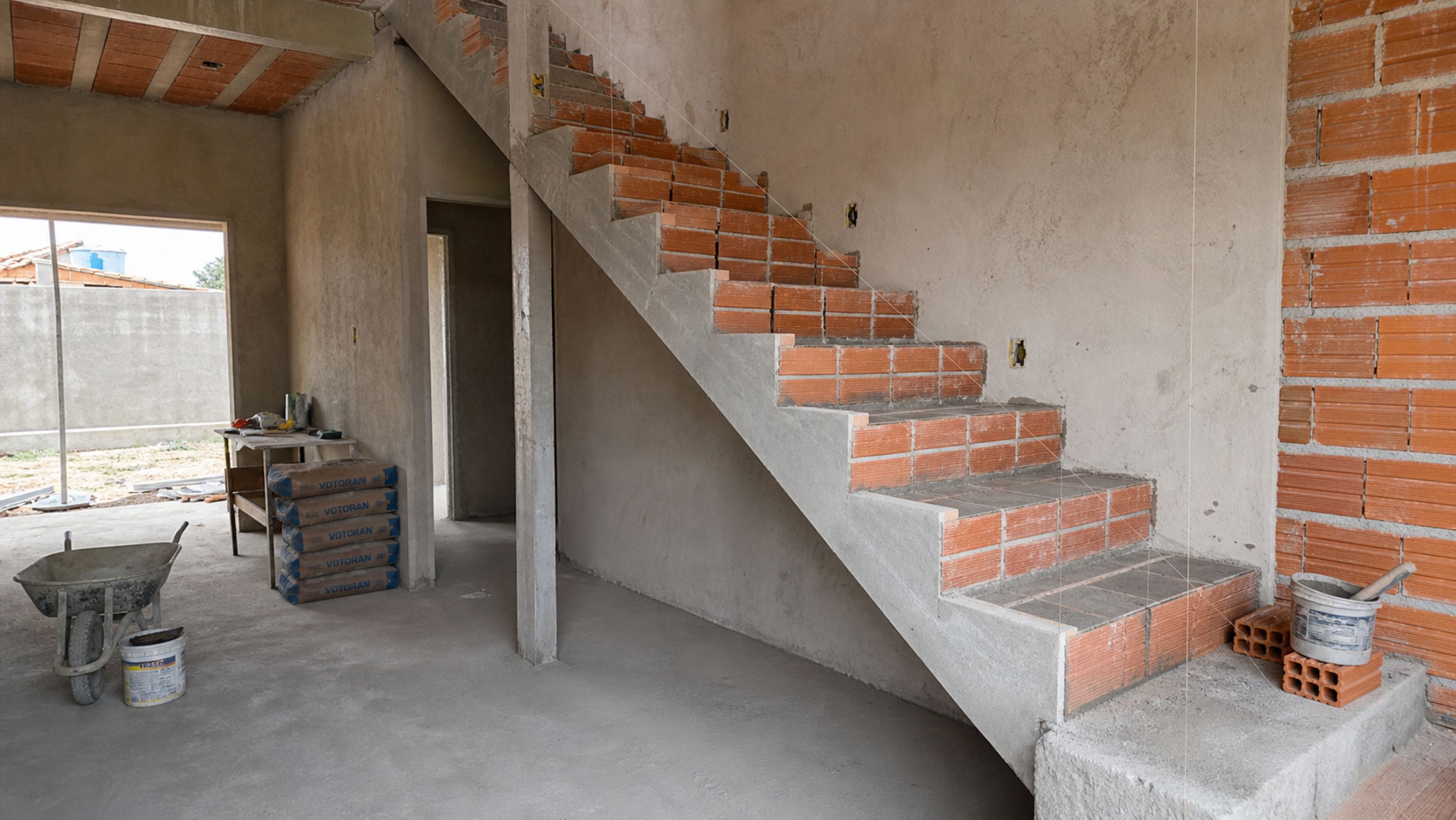 Como construir escada de alvenaria da forma correta, utilizando marcação dos degraus e medidas precisas para evitar degraus irregulares