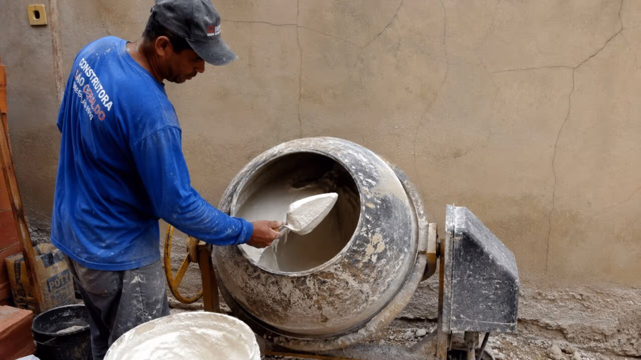 Misturar cal com cimento: o ingrediente que deixa a massa mais macia e facilita a aplicação