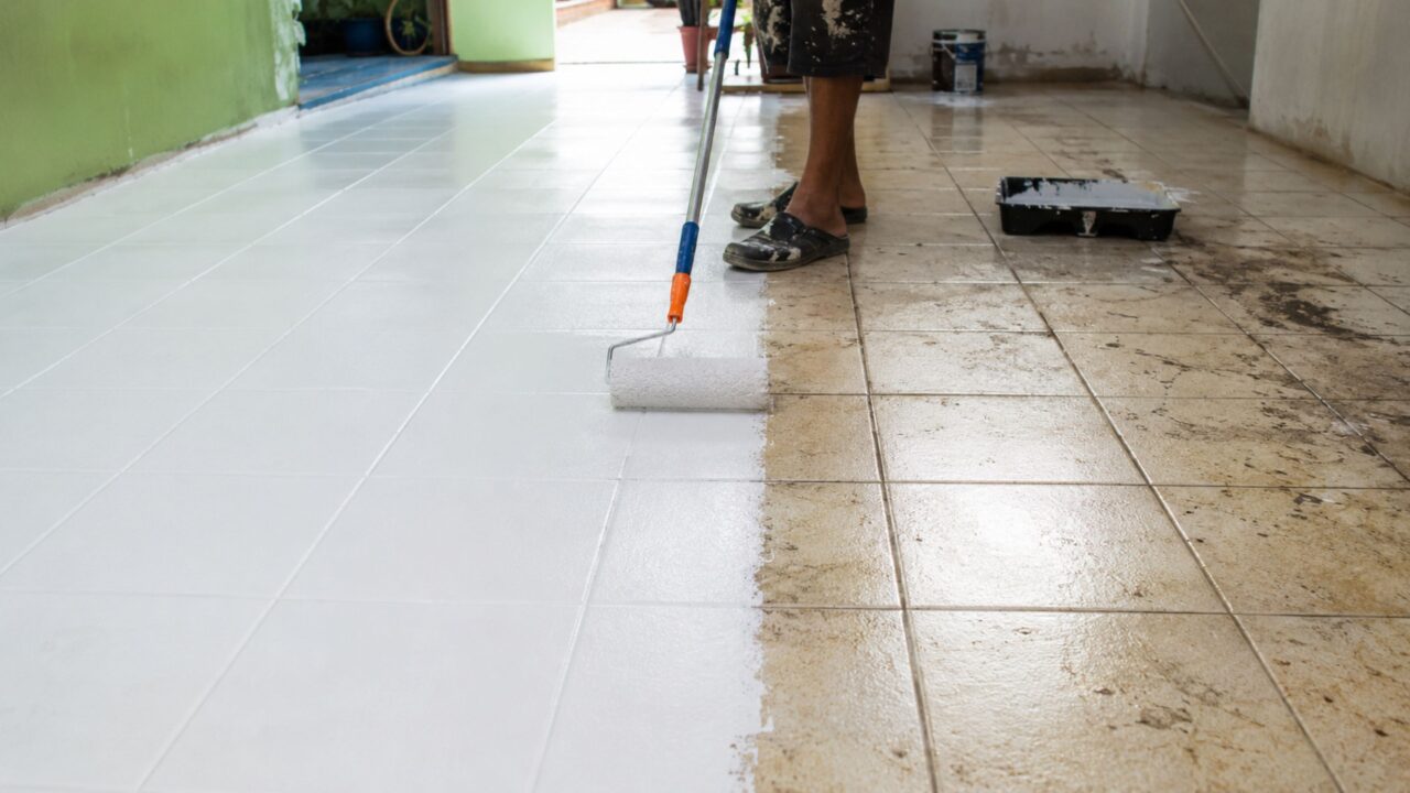 Antes de quebrar seu piso, veja isso: o truque de pedreiro com esmalte que faz o revestimento parecer novo sem quebrar tudo e sem gastar muito