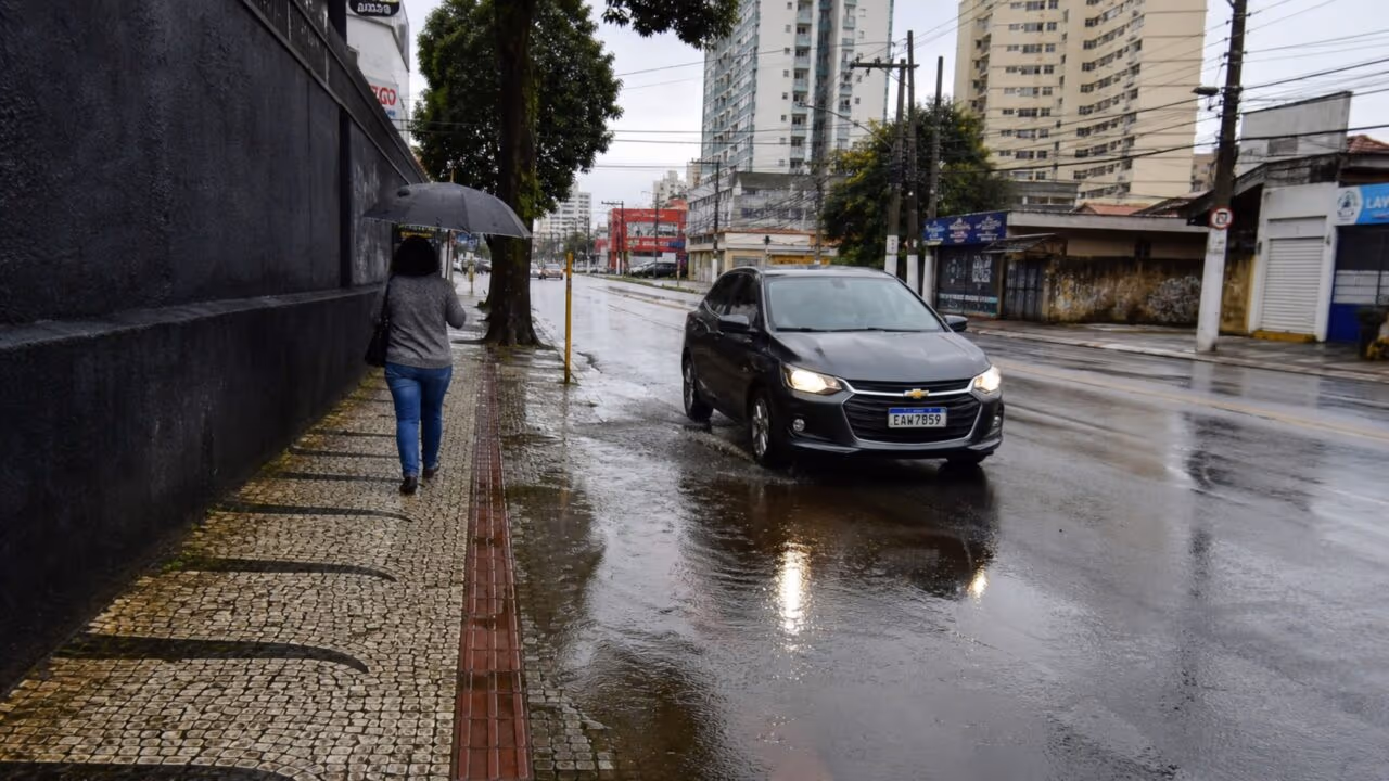 Motoristas que molham o pedestre, mesmo que sem querer, precisam ficar atentos ao art. 171 do CTB