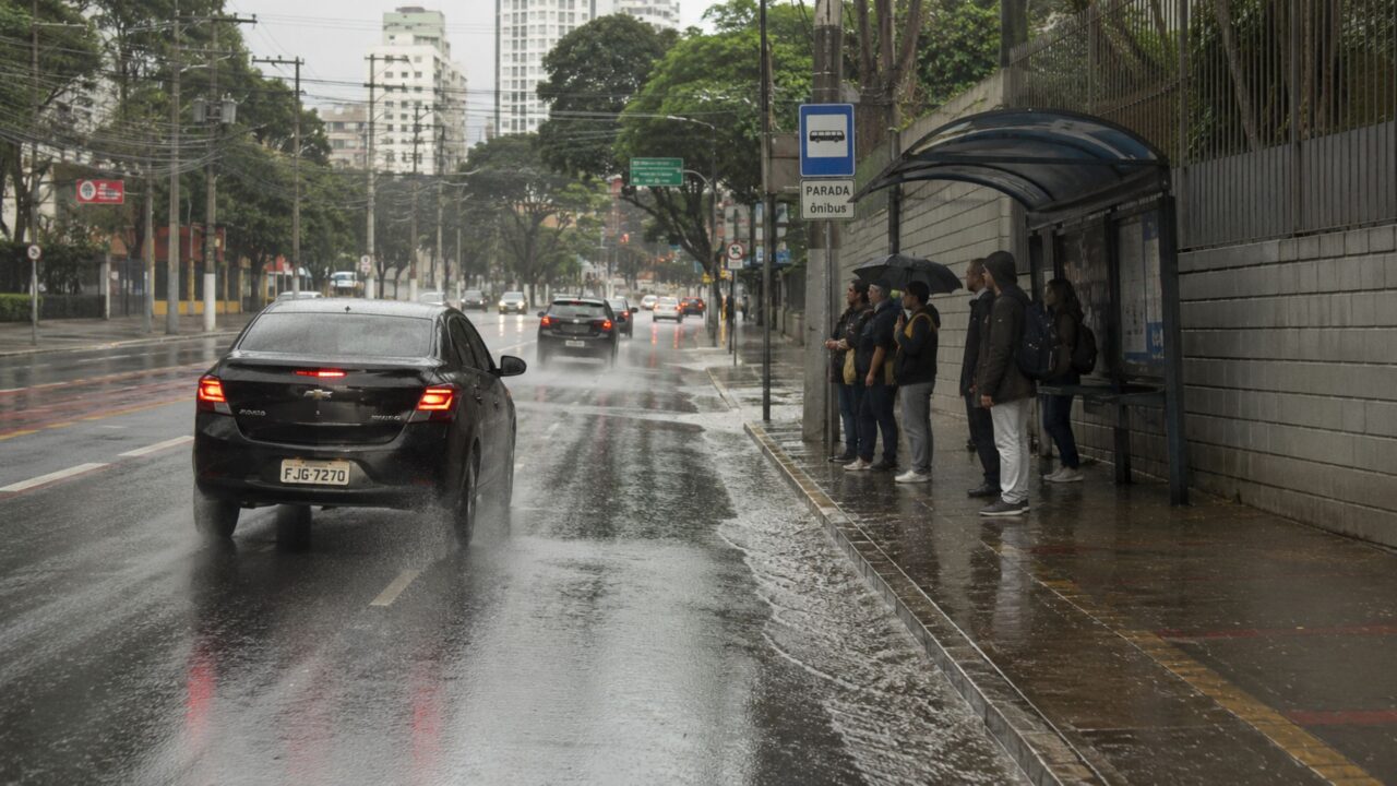 Motoristas que molham o pedestre, mesmo que sem querer, precisam ficar atentos ao art. 171 do CTB