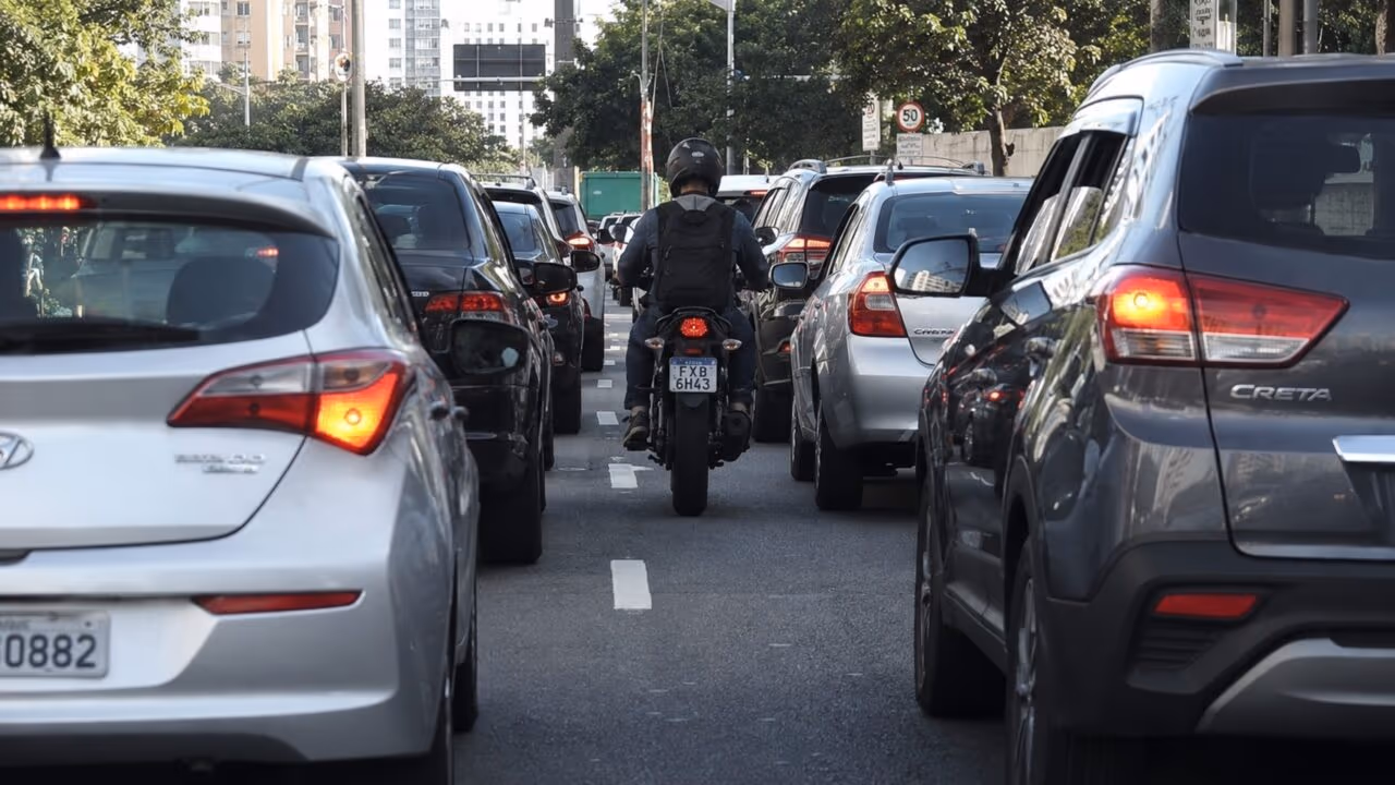 O que diz a lei sobre o uso do corredor de moto? Permitido ou perigoso?