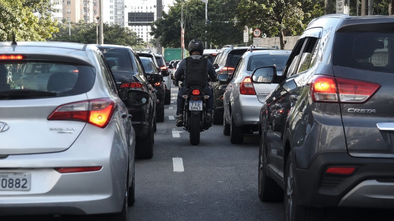 O que diz a lei sobre o uso do corredor de moto? Permitido ou perigoso?