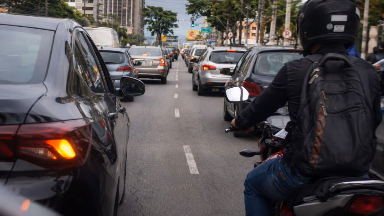 O que são motociclistas invisíveis no trânsito e por que tantos acidentes ainda acontecem por conta disso?