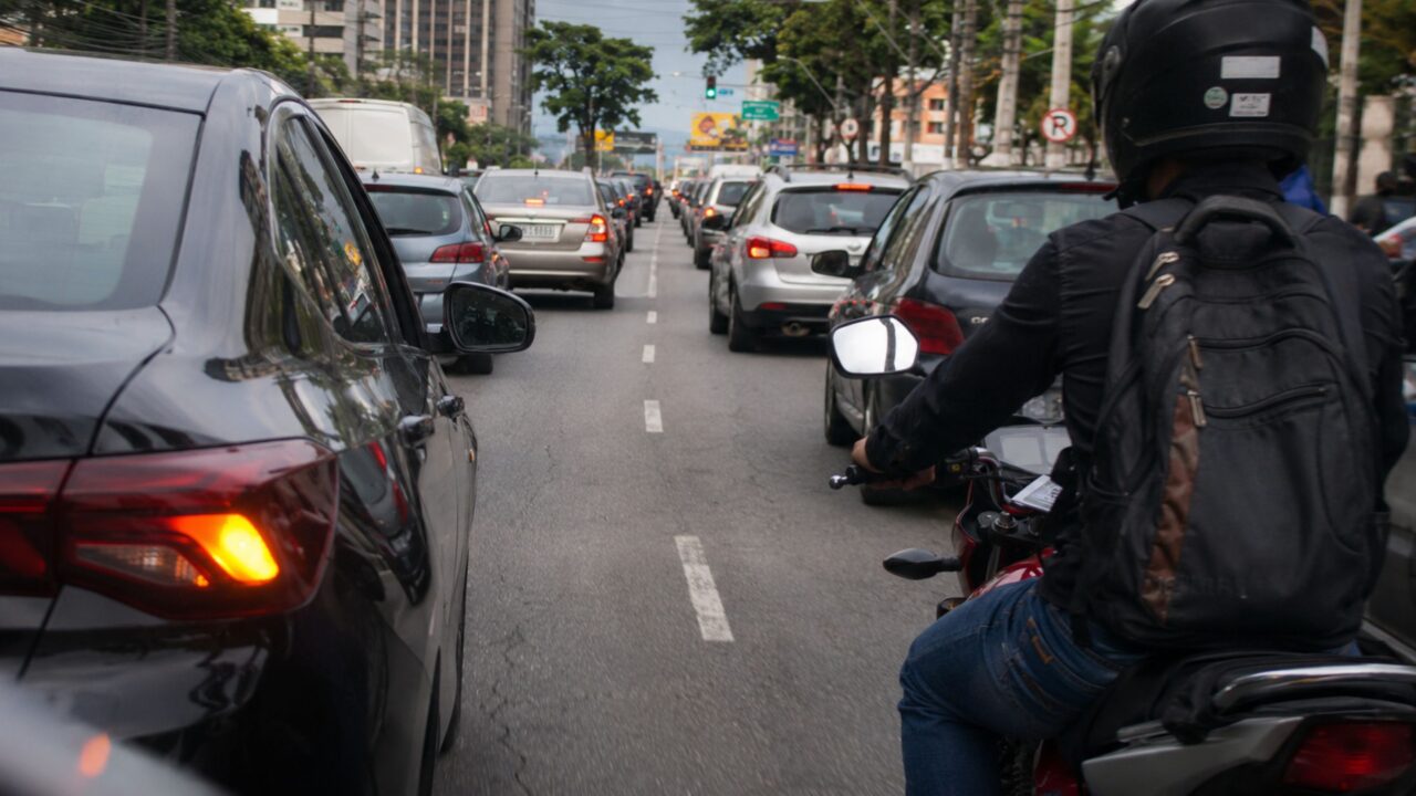 O que são motociclistas invisíveis no trânsito e por que tantos acidentes ainda acontecem por conta disso?