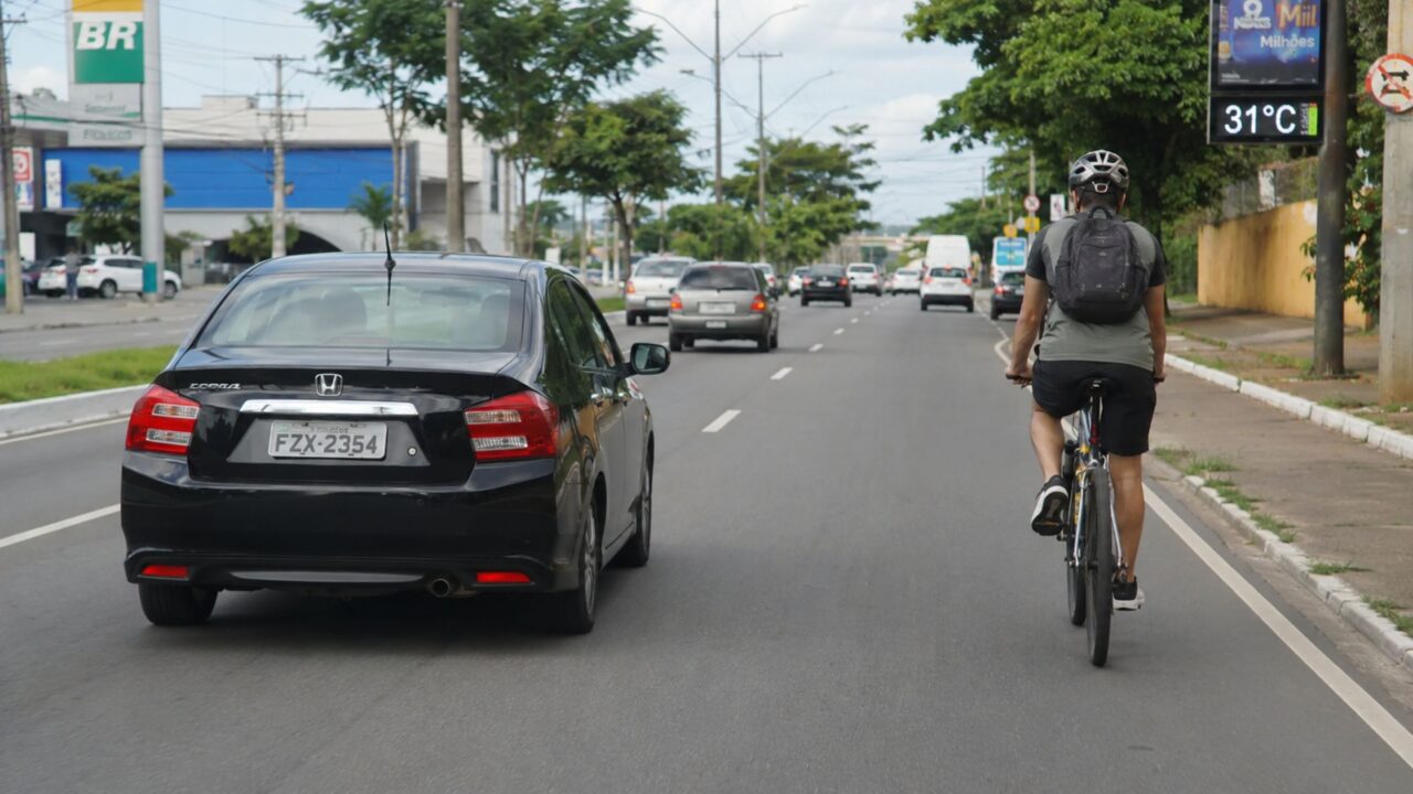 Motoristas que insistem em passar próximo demais de ciclistas precisam conhecer o art. 201 do CTB e a distância mínima 