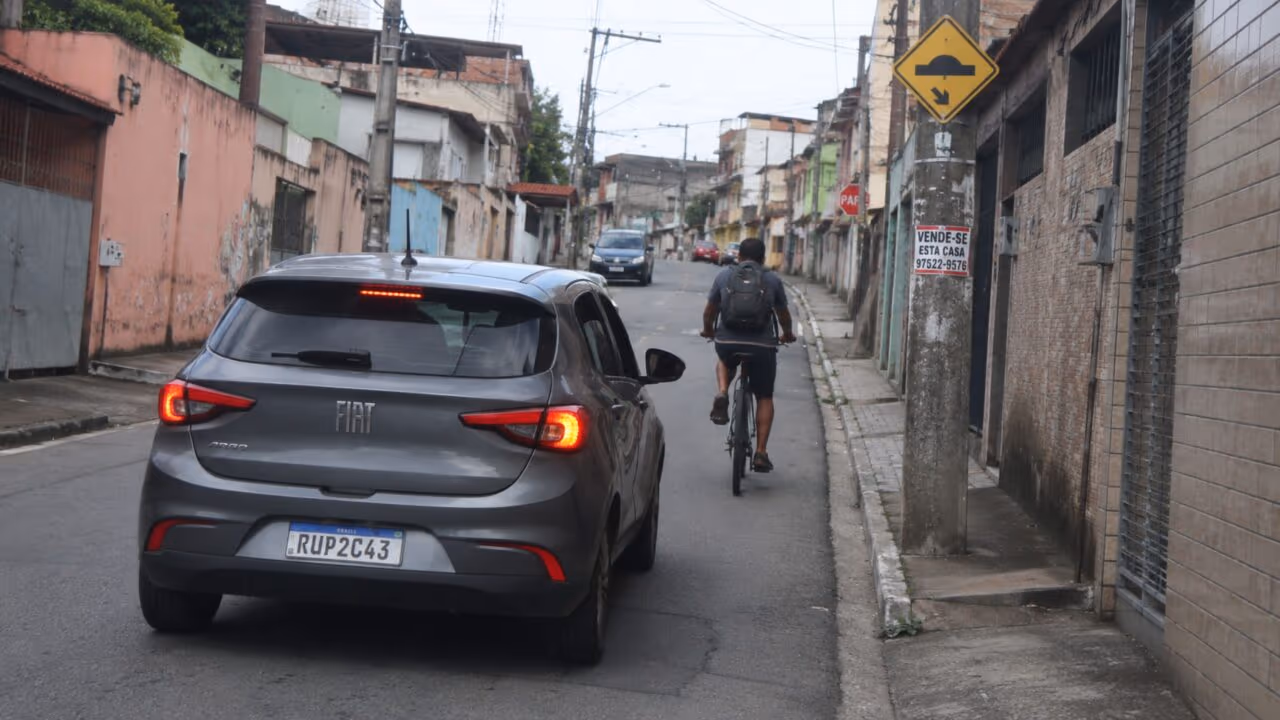 Motoristas que insistem em passar próximo demais de ciclistas precisam conhecer o art. 201 do CTB e a distância mínima