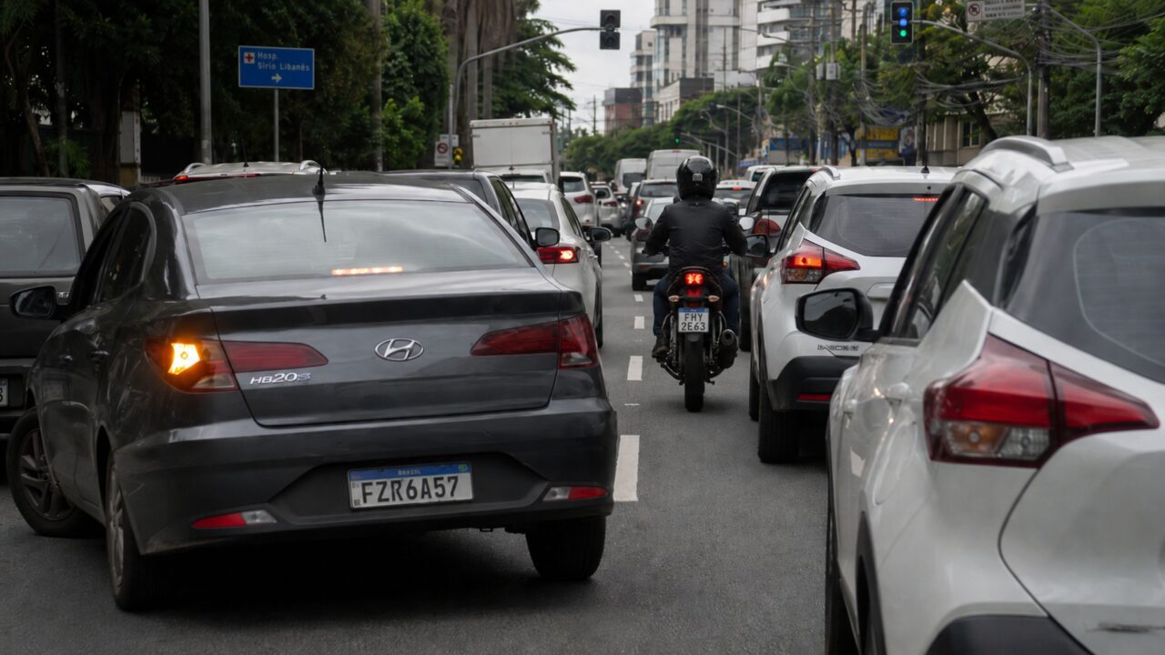 Enxergar o outro: por que olhar uma vez no retrovisor só não basta antes de mudar de faixa