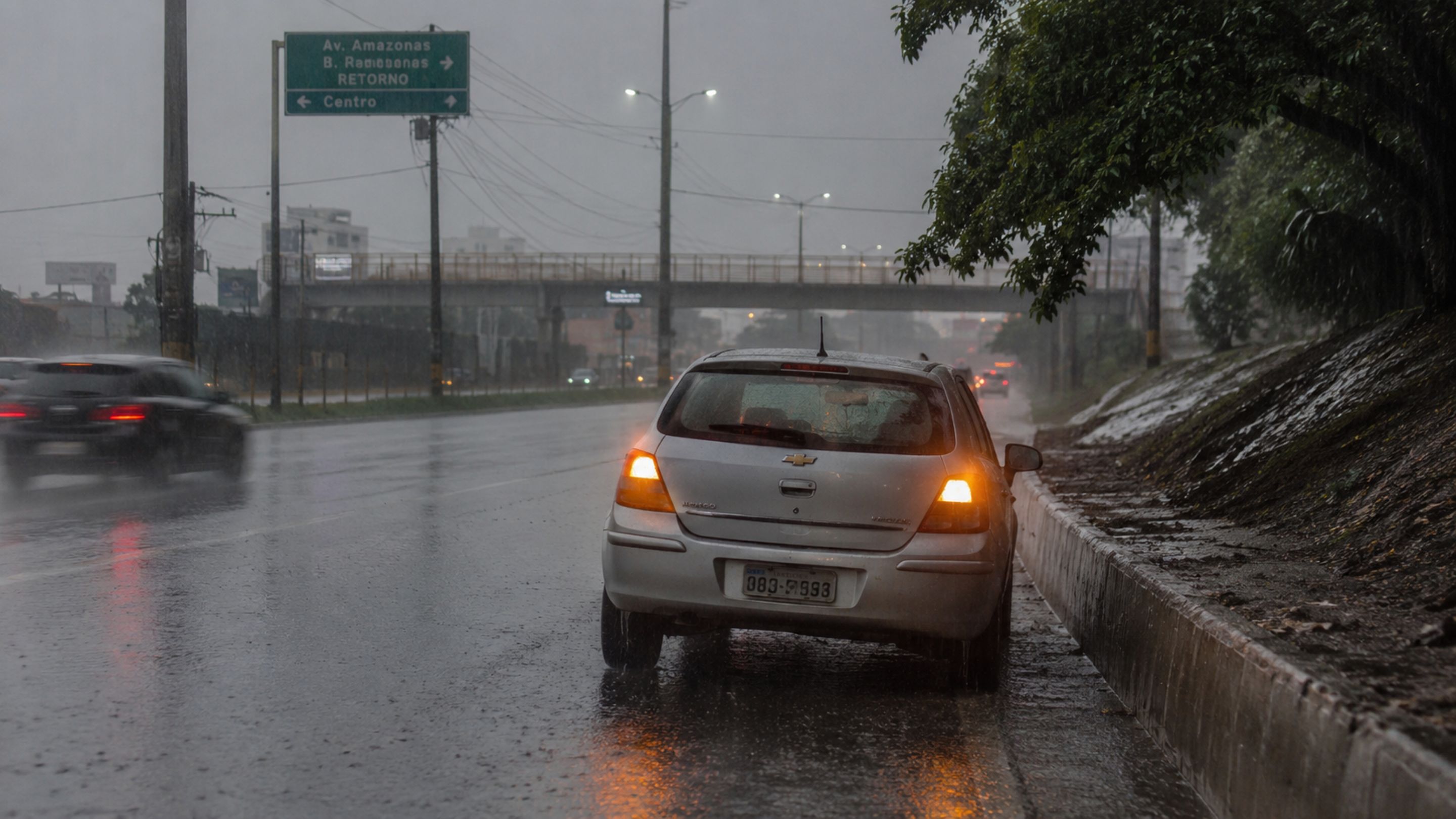 O que a lei diz sobre o uso do pisca-alerta durante chuva e por que motoristas devem ter cuidado